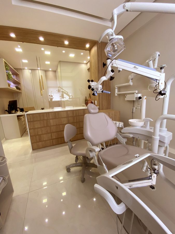 Sala de atendimento com cadeira e microscópio operatório